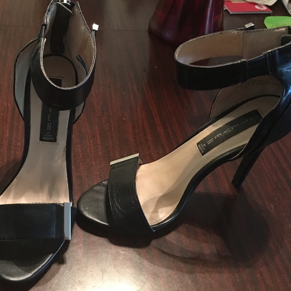 STEVE MADDEN BLACK SANDLES